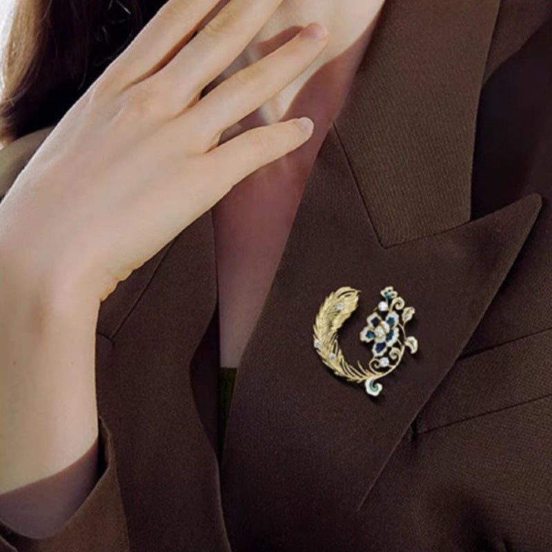 Стильная китайская брошка в виде пиона и пера, изысканная брошка из сплава и страз для женщин, уникальное акцентное украшение для жакетов и свитеров