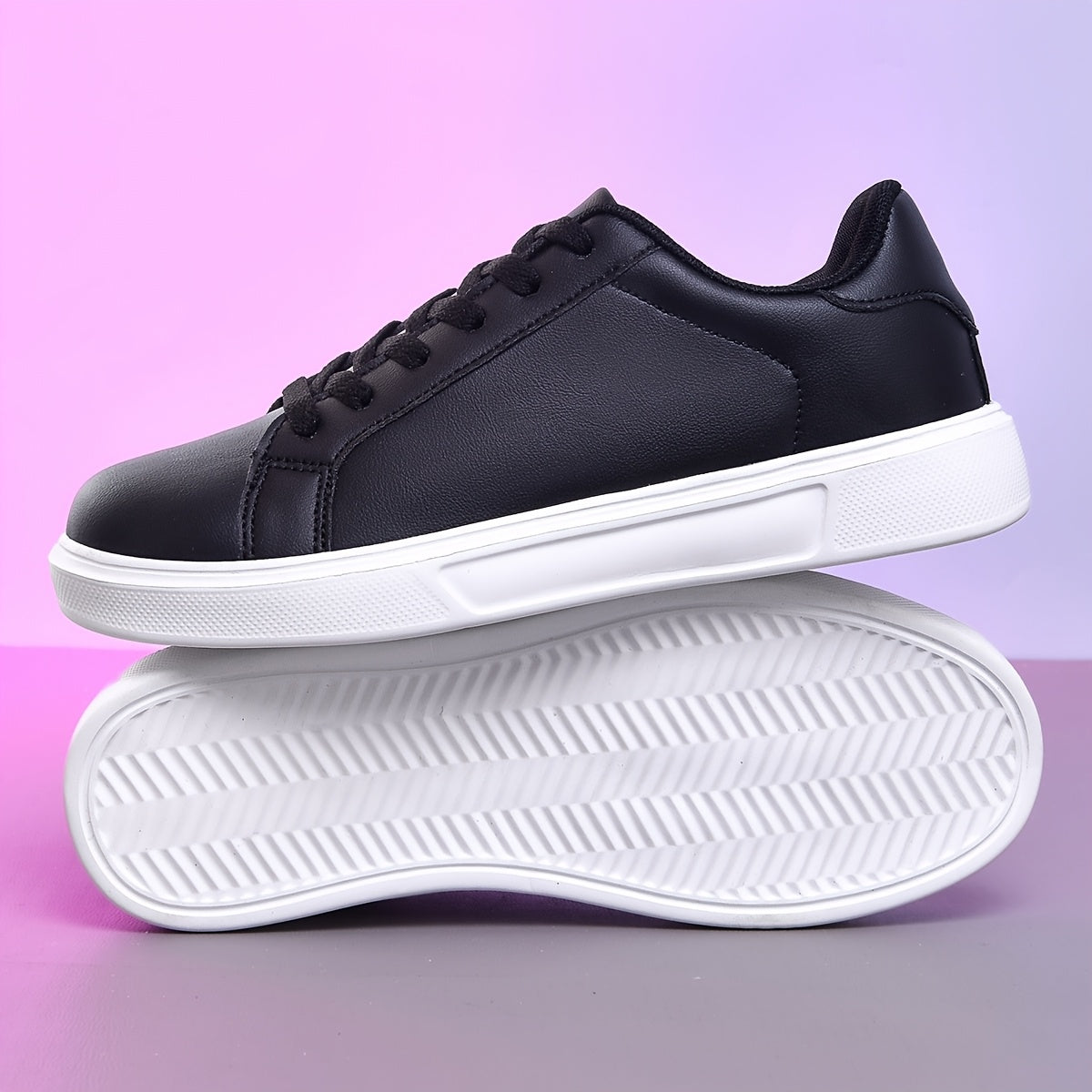 Ayollar uchun qora shoelace krossovkalar, ochiq havoda faoliyatlar uchun ko'p funksiyali va qulay.