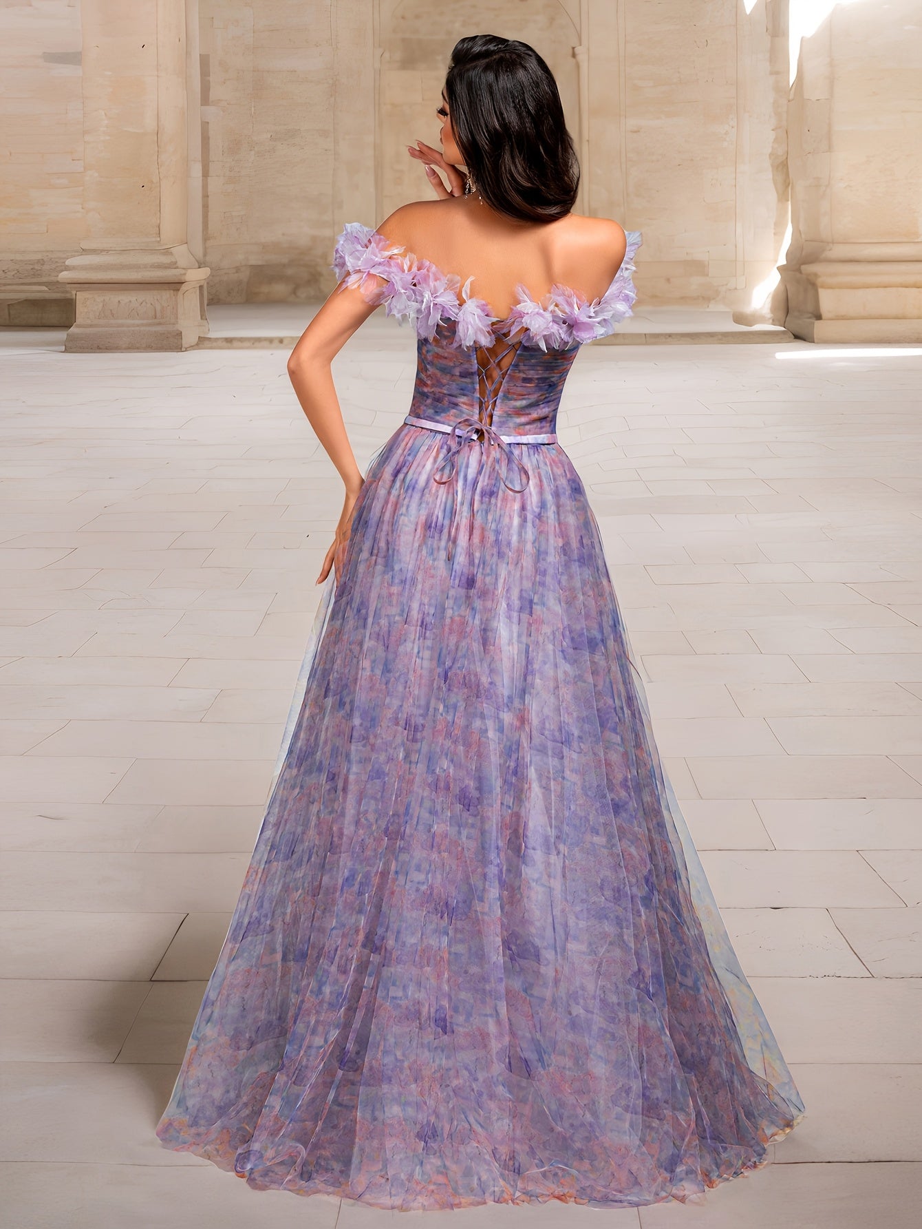 Ajoyib binafsha rangli gullar bilan bezatilgan yelka ochiq kechki libos, polyester tülidan tayyorlangan, yuqori belga ega va to'liq uzunlikda, yuqori qismida yirtilgan kesim bilan rasmiy tadbirlar uchun.