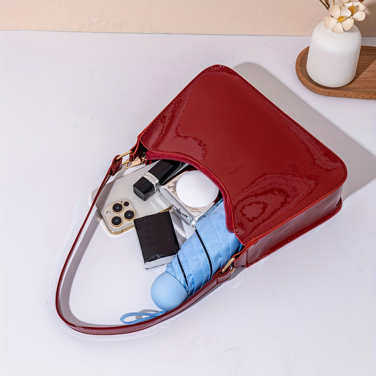 Ayollar uchun Qizil PVC Yengil Sumka, Oltin Rangli Asboblar, Ajratiladigan Tasmali | Har kuni, ishda yoki ta'tilda foydalanish uchun zamonaviy baget | Onalar va qiz do'stlar uchun ideal sovg'a | Zarif yuqori tutqich