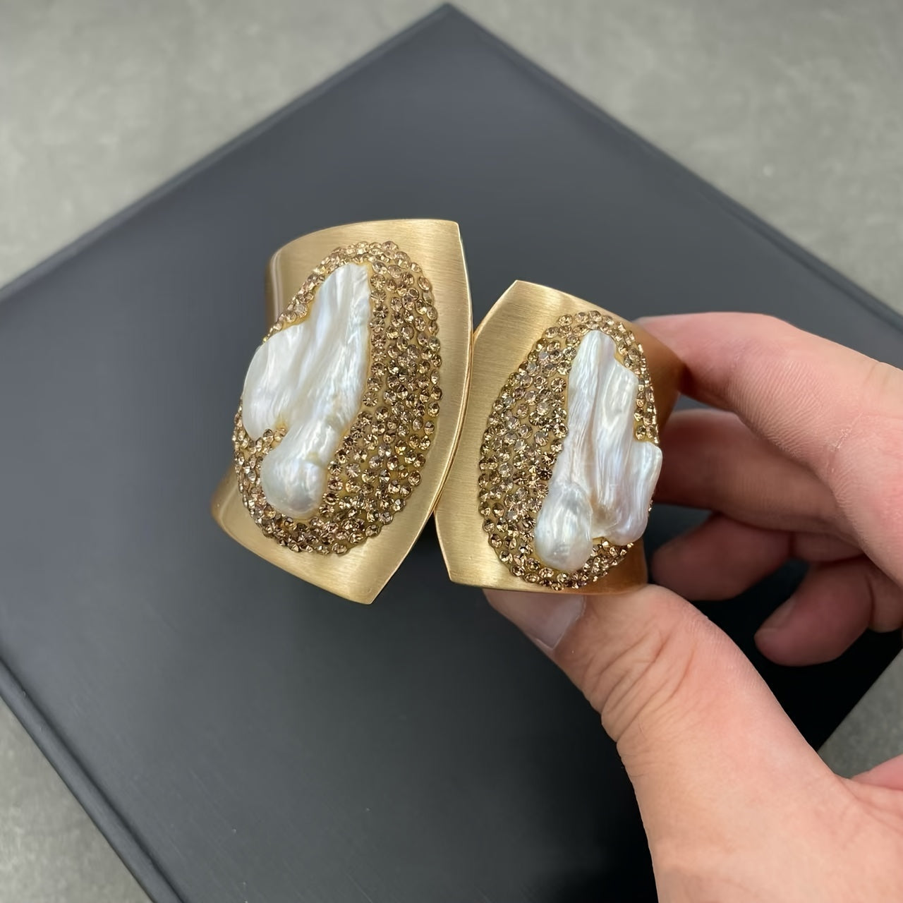 Tabiiy Tinch Oqimli Barokko Tuxumlar va Mis Qotishmasi Asosli Elegant Tuxum Bileziği