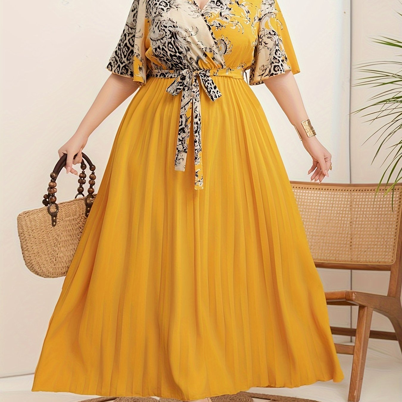 Vestido de mujer con escote en V y patrón de Oriente Medio elegante