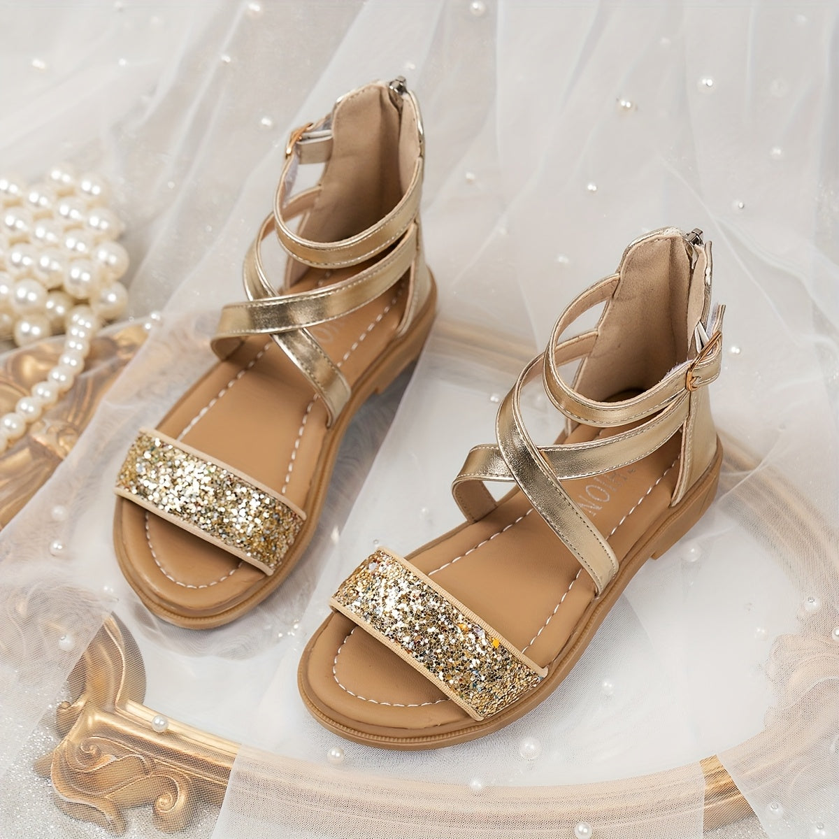 Детские сандалии с блестящими полосками, на ремешке вокруг щиколотки и подошвой из ТПР