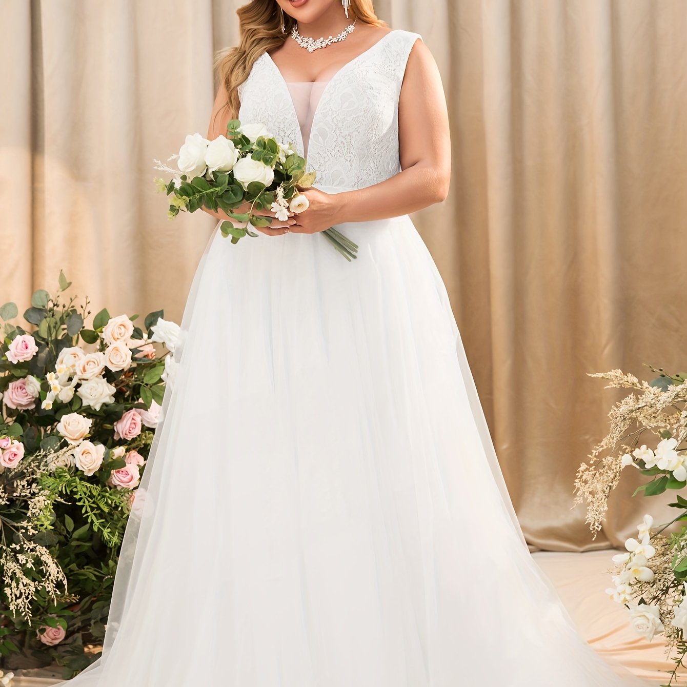 Plus Size Women's Lace V-Neck Sleeveless Wedding Dress A-Line Formal Gown