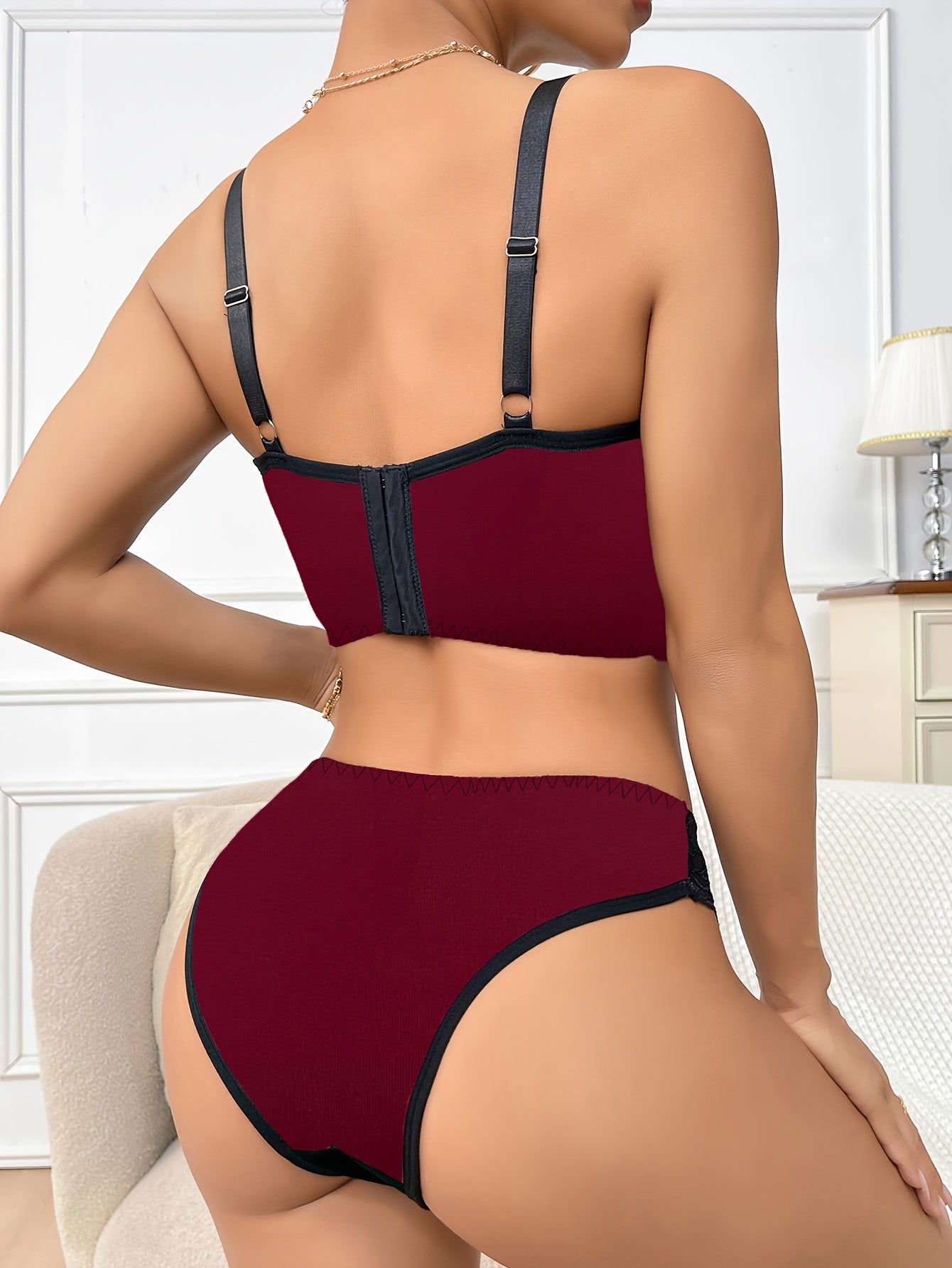 Комплект бюстгальтера и трусов для женщин с полным размером из кружевного лоскутного материала с каркасом и полиэстеровой трикотажной ткани