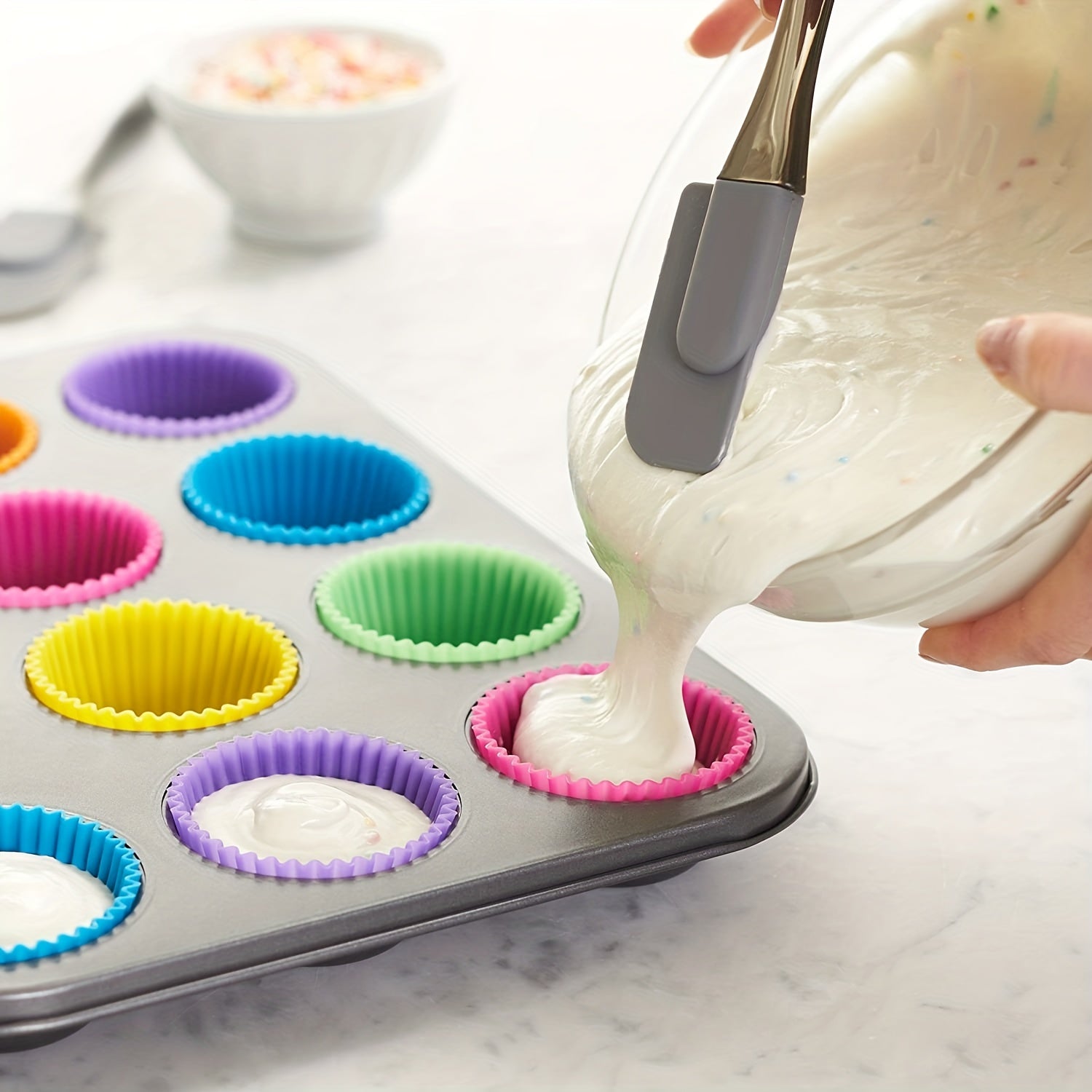 24 dona qayta ishlatiladigan silikon pishirish stakanlari va muffin qog'ozlari, turli ranglarda