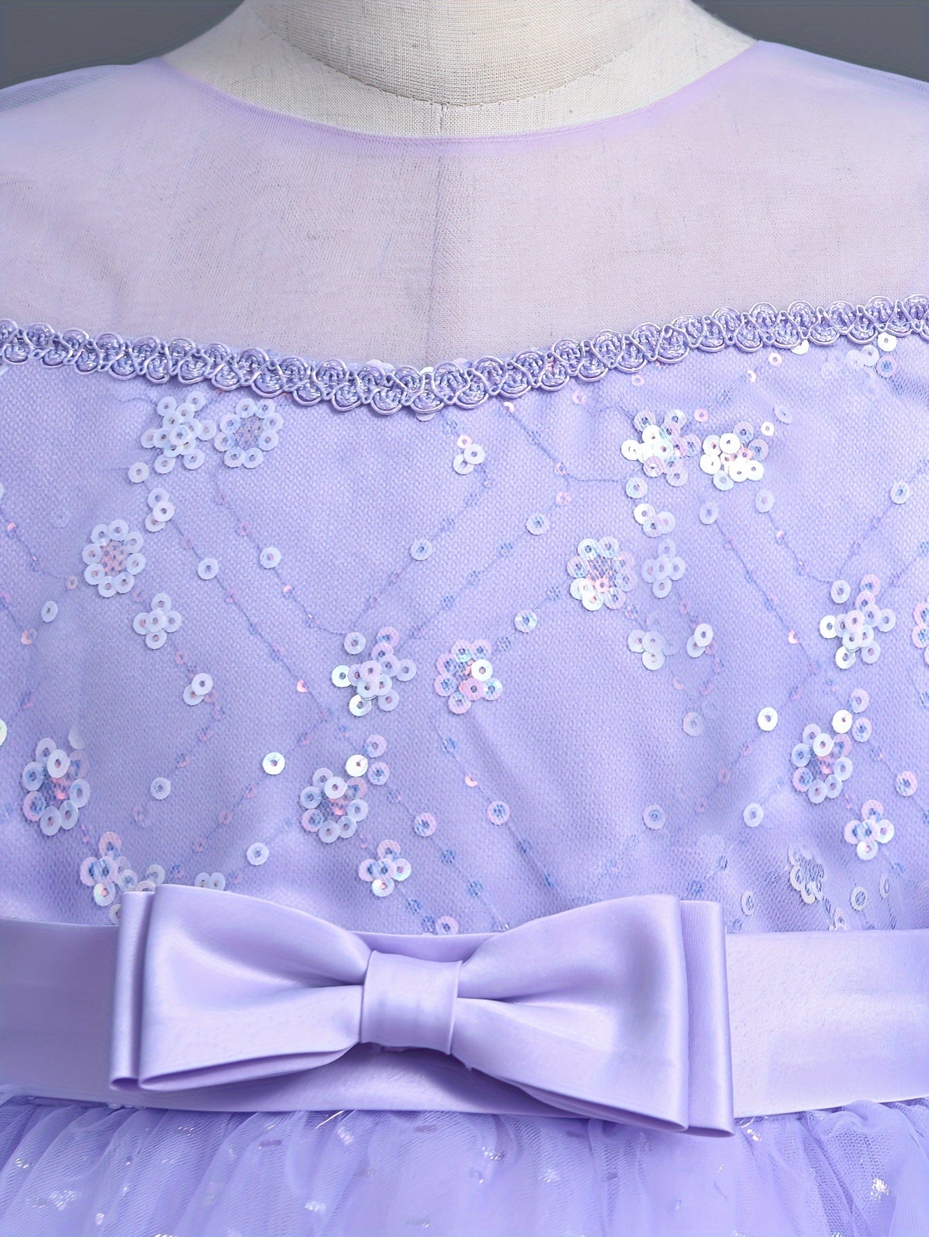 Qizlar uchun polyester to'plam libosi, kontrast mesh bilan mustahkam rangli tent silueti, krujka bo'yin, lantern qisqa yenglar, cho'zilmaydigan mato, belbog' bilan birga. Har mavsum uchun mukammal.