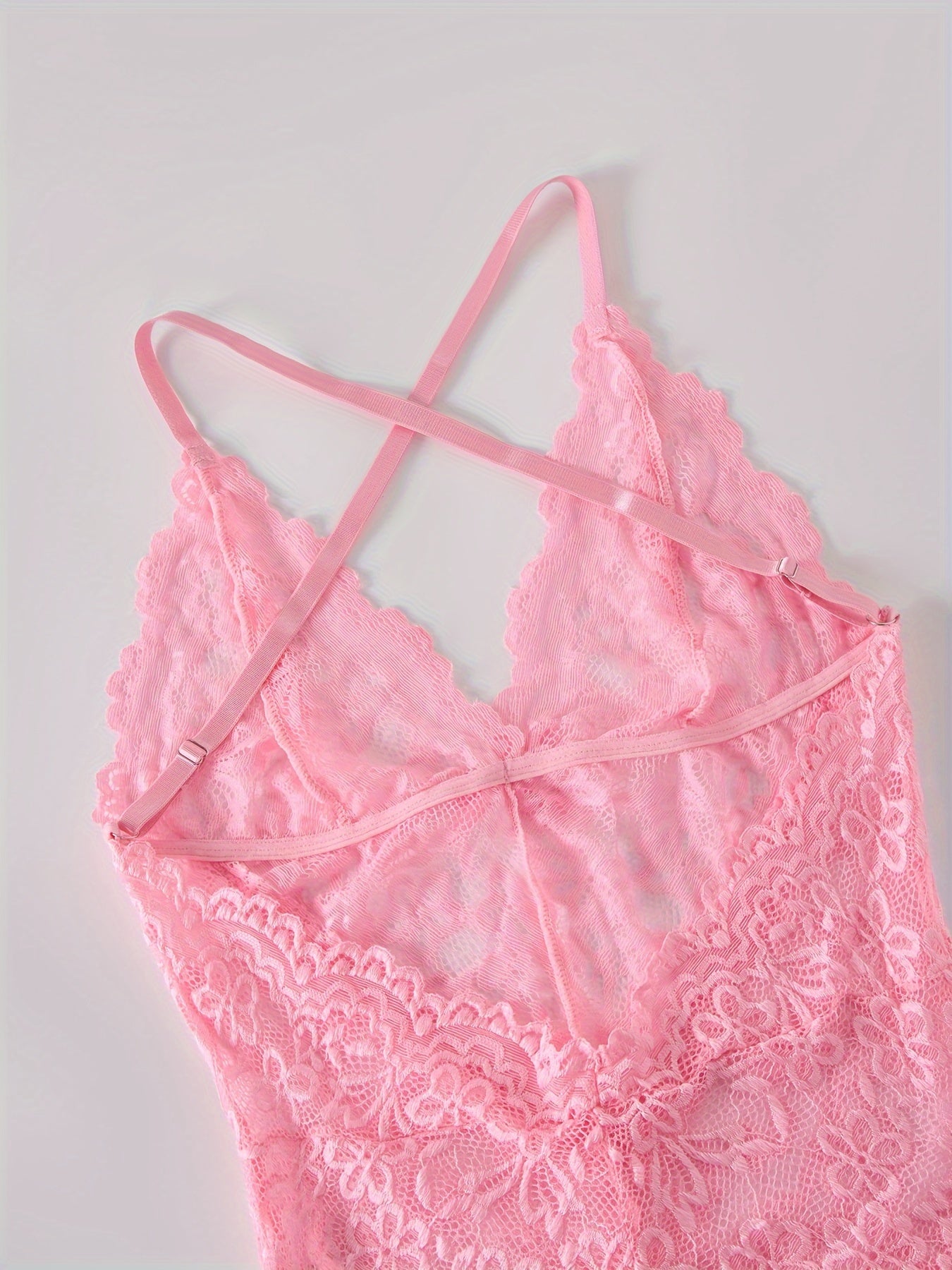 Боди взрослого размера из полиэстеровой трикотажной ткани с вырезами, без подкладки и пояса.