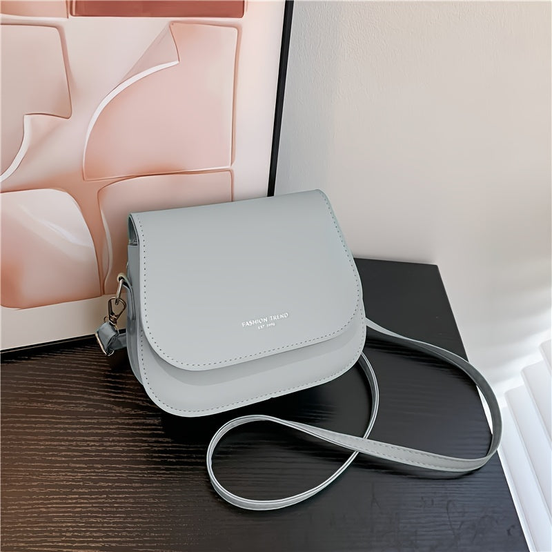 Silliq va zamonaviy ot bag'aji, tasodifiy tuzilishga va minimalist dizaynga ega, yelka ustida yoki diagonaldan taqilishi mumkin.