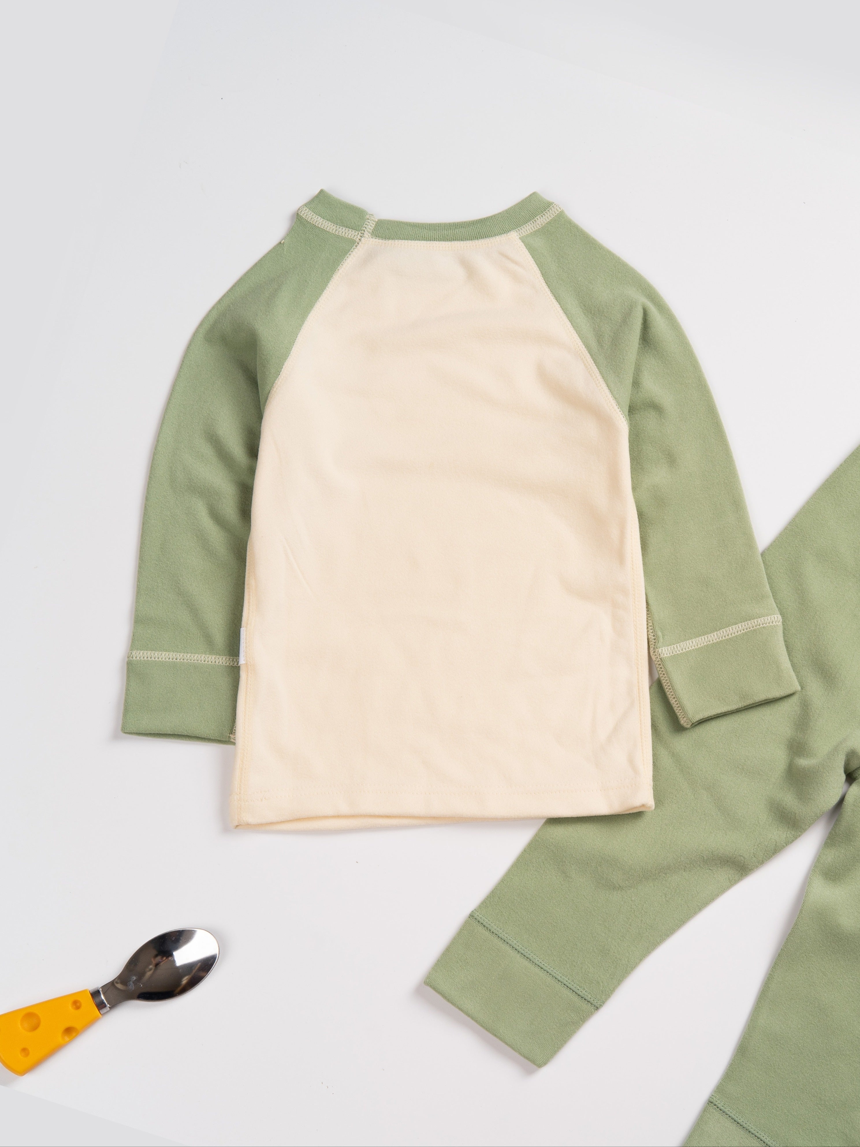 Qizlar va o'g'il bolalar uchun mo'ljallangan, uzun yengli ko'ylak va shimlardan iborat, iliq polyester aralashmasidan tayyorlangan, kuz/qish mavsumi uchun ideal bo'lgan qulay bolalar multfilmlaridagi hayvonlar printli kiyim to'plami.