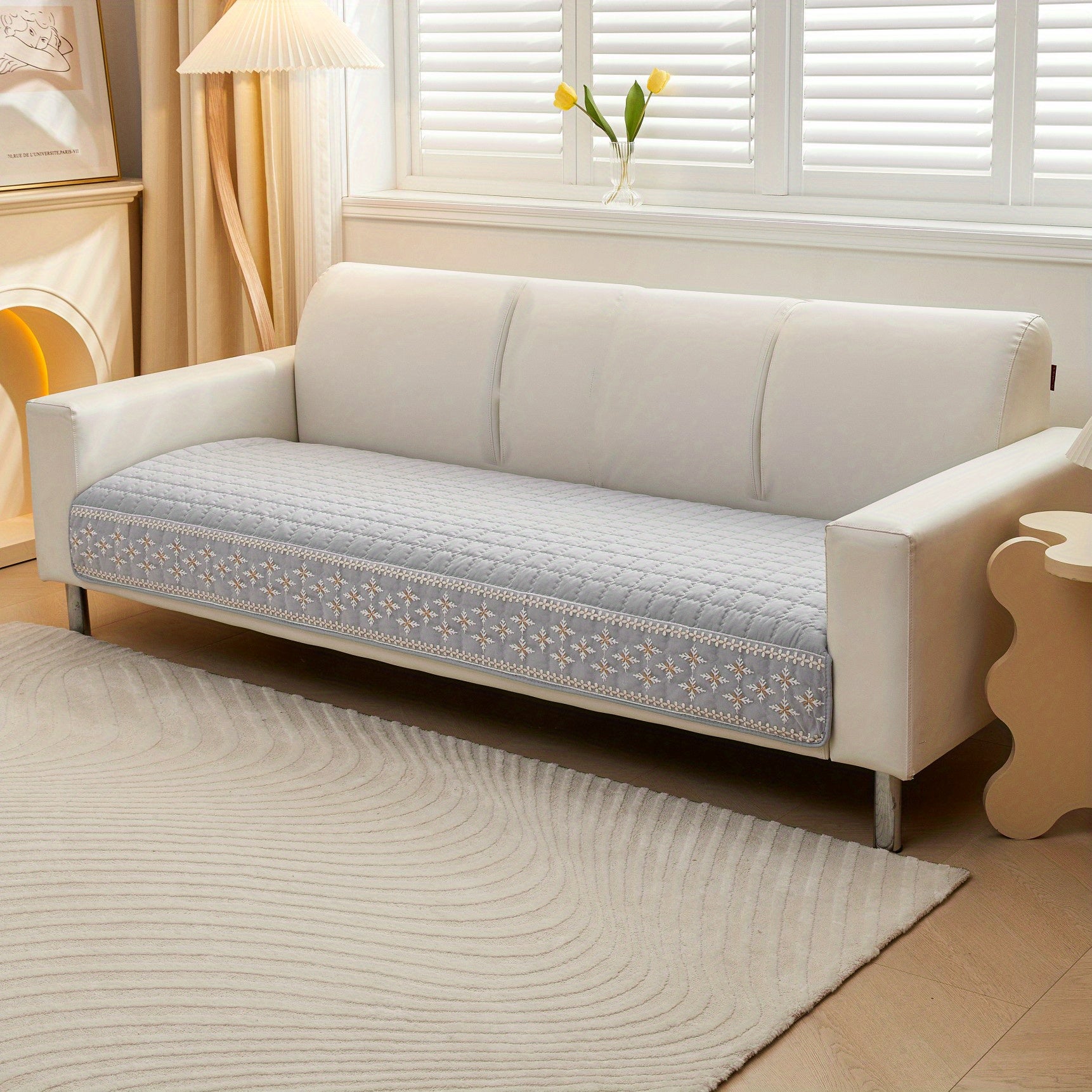 Qor to'pi dantel bezakli va sirpanishga qarshi orqa qoplamali vafli tikuvli divan qoplamasi.