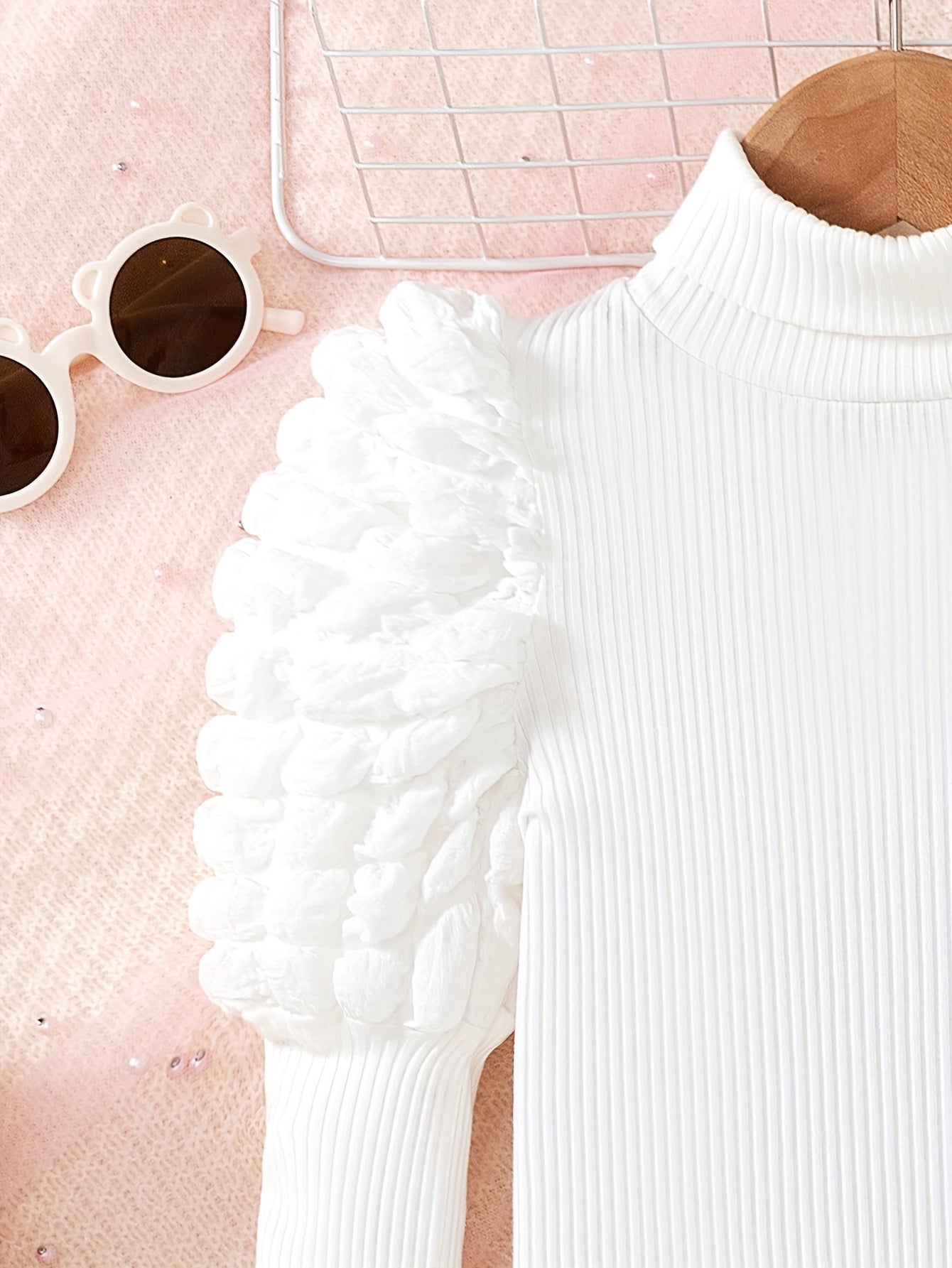 Kuz/qish uchun zamonaviy 4 qismli qizlar kiyim to'plami: bo'yinli ko'ylak, kurtka, suspendorli ko'ylak va kamar.