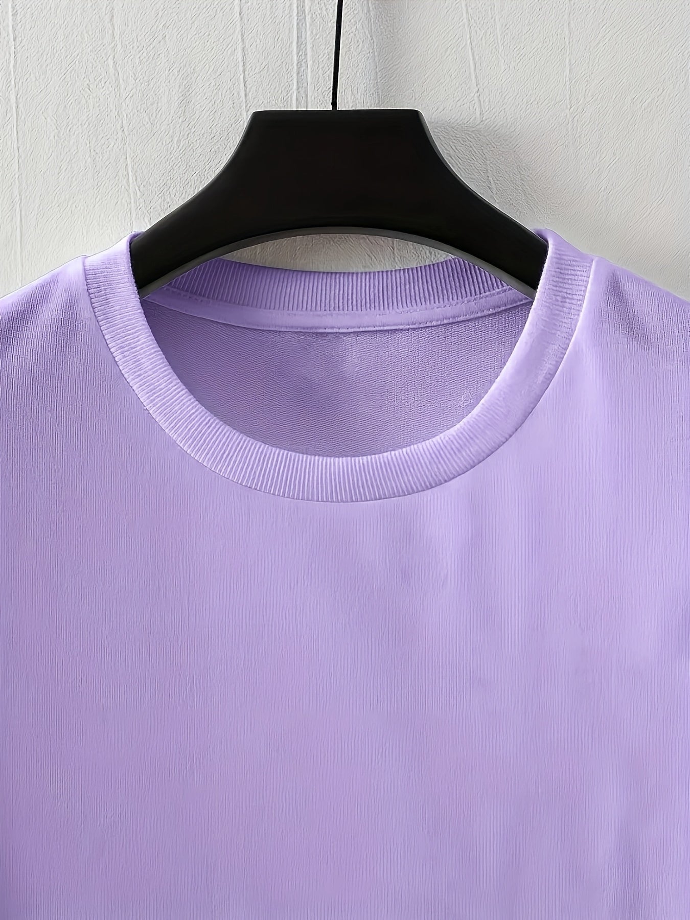 Yoz va bahor uchun yumshoq poliesterdan tayyorlangan, yumshoq bo'yinli va keng kesimli erkaklar uchun tasodifiy moda printli futbolka.