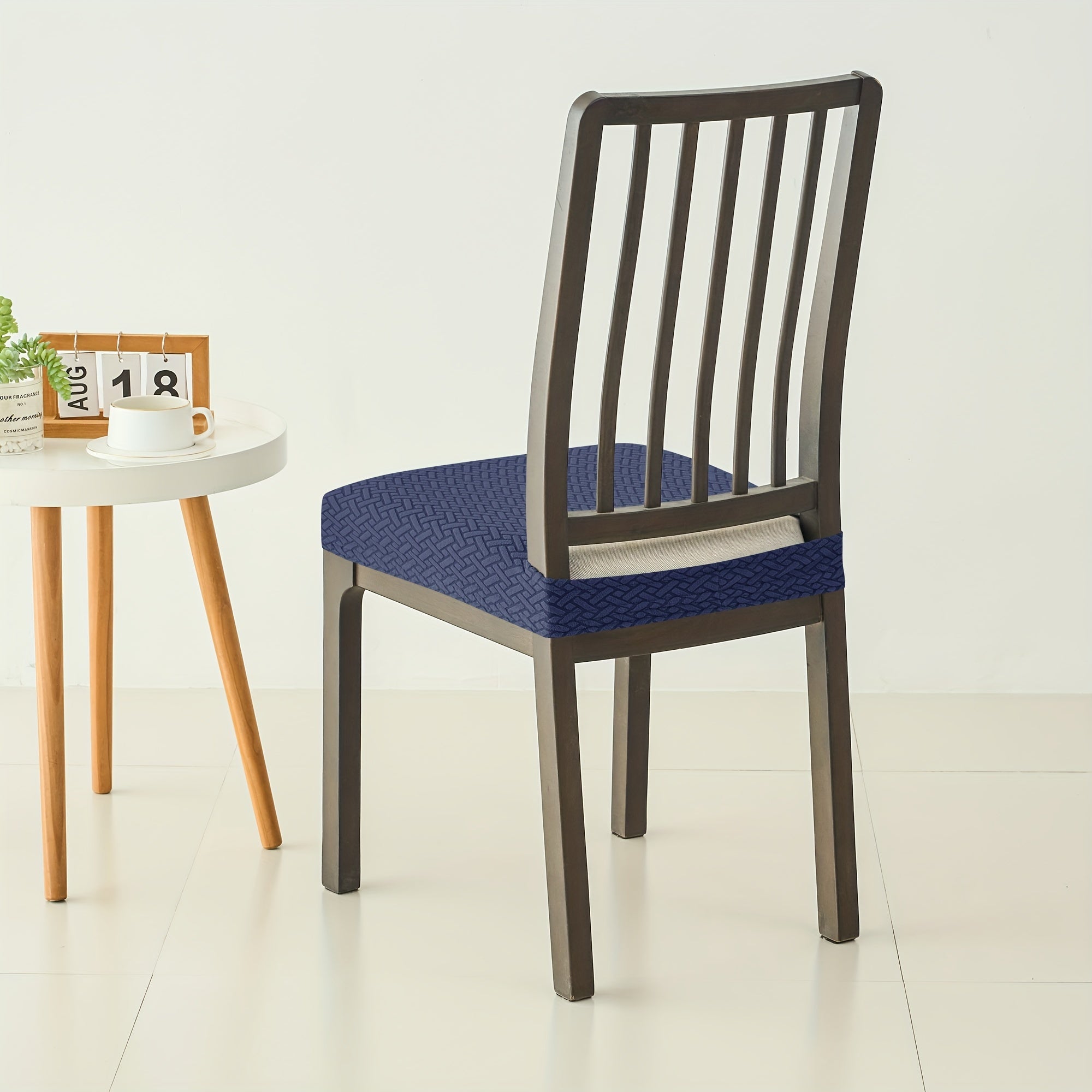 Zamonaviy jakard matosidan tayyorlangan cho'ziluvchan T-shaklidagi stul qoplamasi, mashinada yuvish mumkin, elastik lenta bilan yopiladi. Stilizatsiya qilingan uy dekoratsiyasi uchun spandeks/polister aralashmasi.