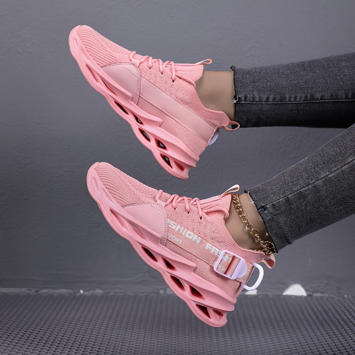 Ayollar uchun nafas oladigan qizil sneakers pastki qismi bilan lenta bilan yopiladigan kundalik poyabzal