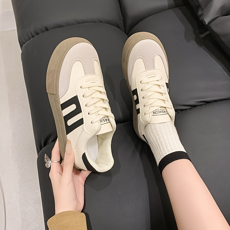 Ayollar uchun kundalik pastki sport poyabzali oq va kulrang, ikki rangli, sirpanishga qarshi rezina oyoq osti