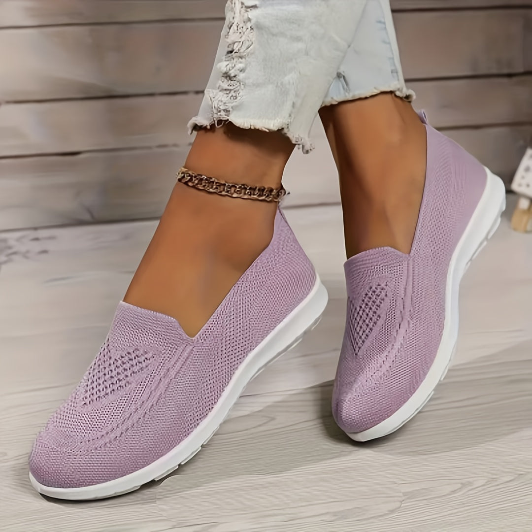 Ayollar uchun slip-on krossovkalari yengil va nafas oladigan, PVC taglik va mato astar bilan. Har mavsum uchun mukammal, bir nechta ranglarda mavjud.