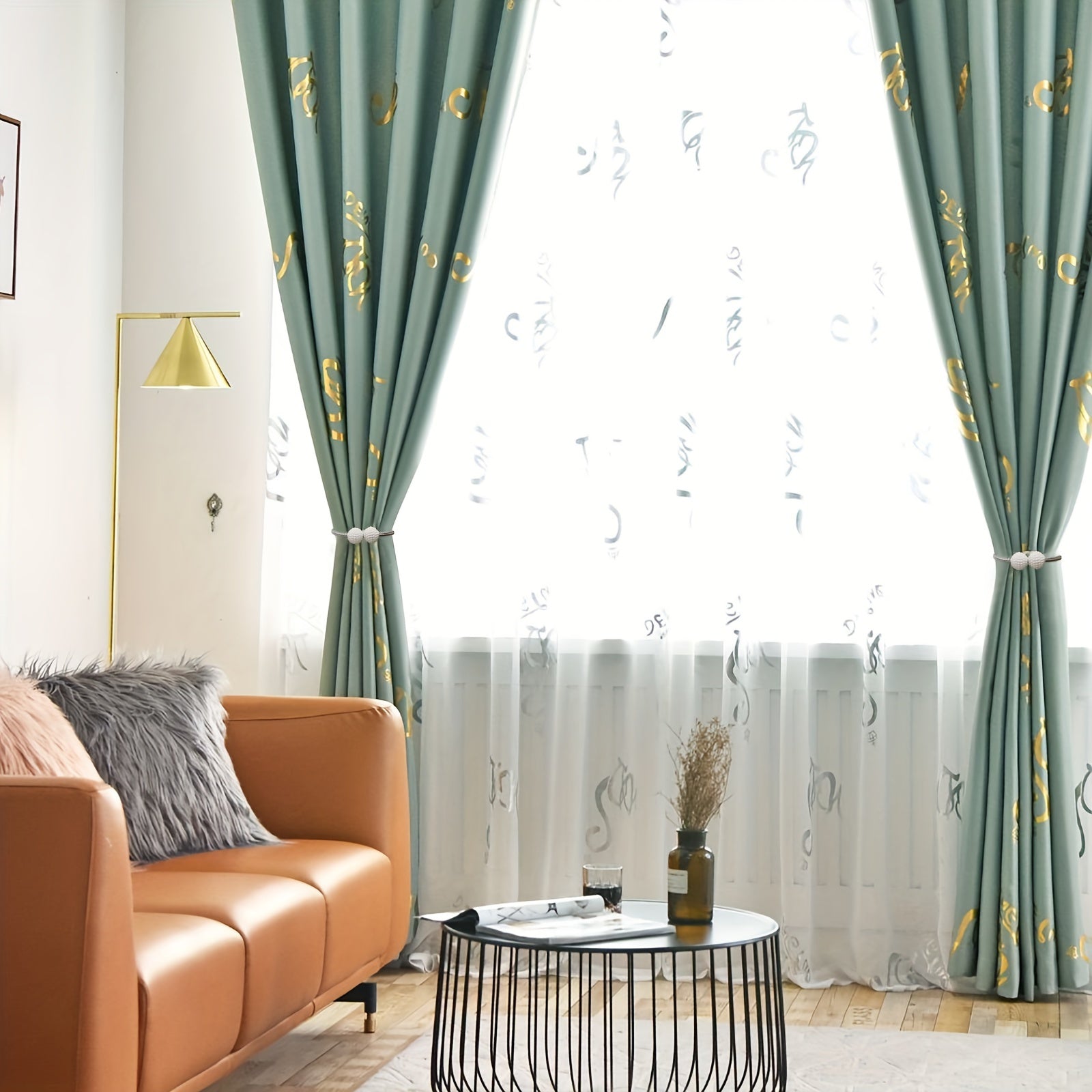 Ikki zamonaviy poliester ipidan yasalgan, marvaridga o'xshash to'plar bilan bezatilgan elegant magnit parda bog'ichlari. Ushbu dekorativ deraza pardalari bilan uy yoki ofis bezatishingizga zamonaviy uslub qo'shing. Zamonaviy dizayn va to'p bezaklari.