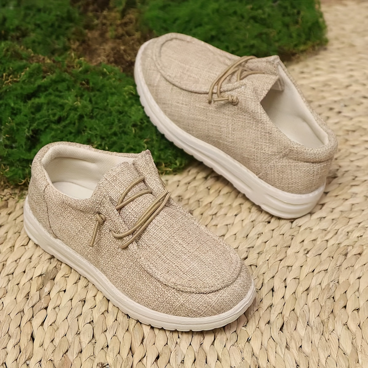 Havo o'tkazuvchi, yumshoq EVA taglikka ega, bezak tikuvlari bilan qoplangan, kulrang matodan tayyorlangan slip-on kanvas krossovkalar, barcha mavsumlar va norasmiy kiyimlar uchun ideal.