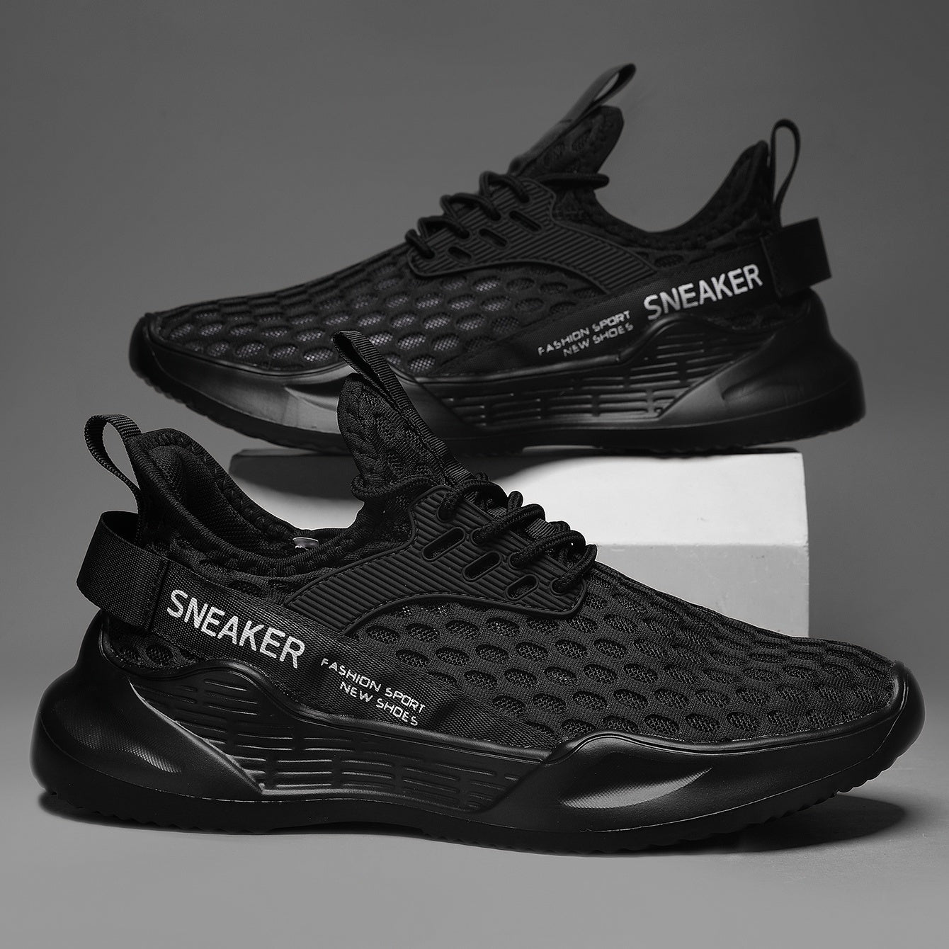 EVA ichki qismi va tagligi bo'lgan, erkaklar uchun nafas oladigan to'rli yugurish poyabzallari, olti burchakli naqshga ega, qora rangda shoelace bilan.