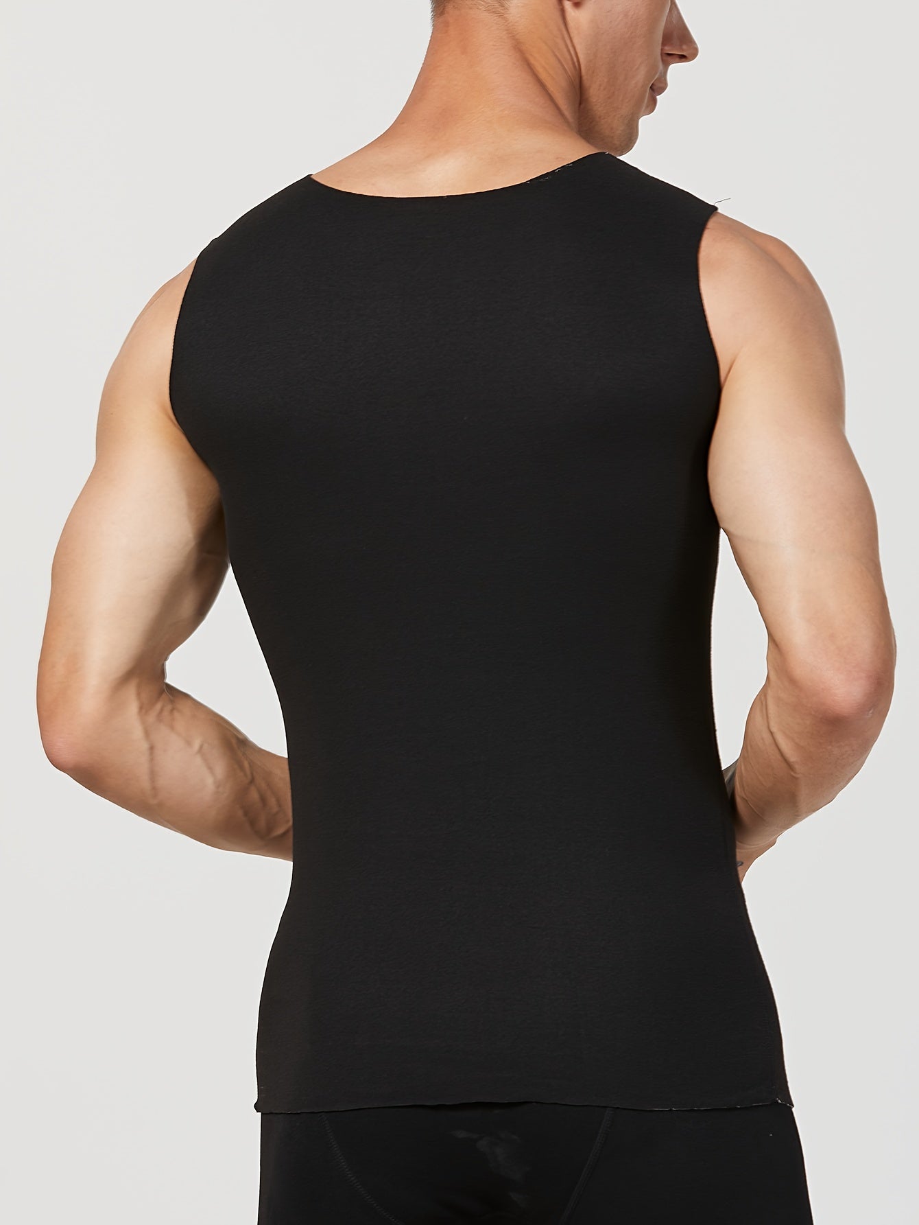 Tog‘da yurish va ochiq havoda faoliyatlar uchun mo‘ljallangan, polyester va spandeks aralashmasidan tayyorlangan iliq, V-shaklidagi 3 ta erkak ko‘ylak to‘plami.