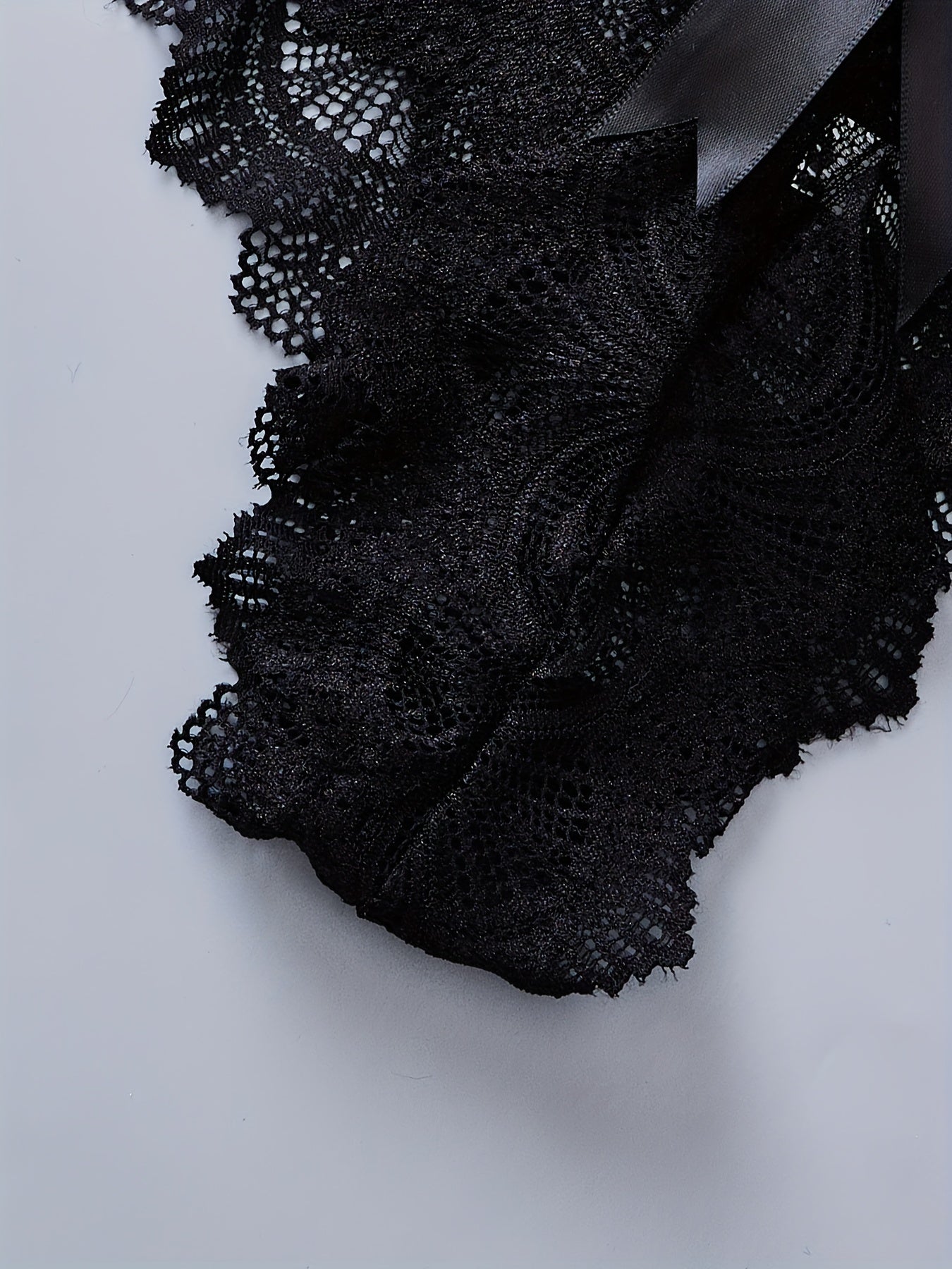 Ayollar uchun nafas oladigan nylon aralashmasidan tayyorlangan, yarim shaffof dizaynga ega bo'lgan dantelli kamzul bow-tie ichki kiyimlar qulay moslikni ta'minlaydi.