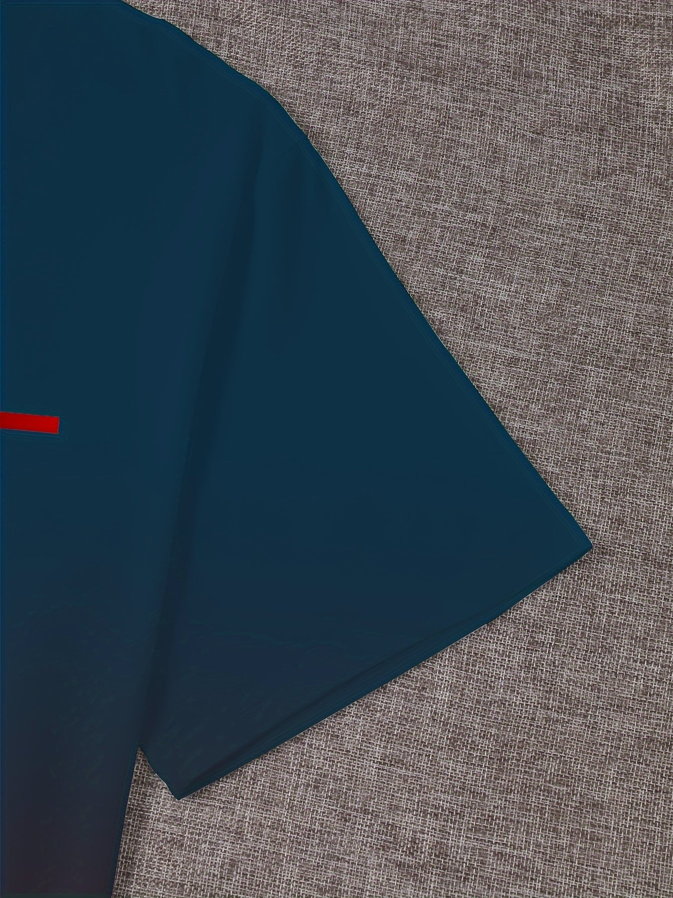 Erkaklar uchun vintage uslubidagi gradient Paris grafik futbolkasi qora va qizil o'zgarish bilan "PARIS" dizayniga ega. Polyester aralashmasidan tayyorlangan, u yumshoq yaka, qisqa yenglar bilan jihozlangan va ...