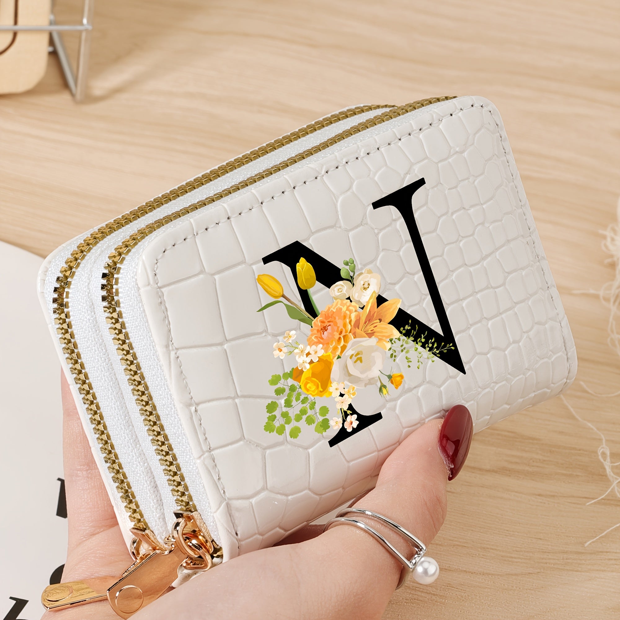 Bir nechta slotlari va zamonaviy fermuari bo'lgan mustahkam kredit karta saqlash sumkasi, maktab, yotoqxona va maktabga qaytish uchun zarur bo'lgan buyumlar uchun.