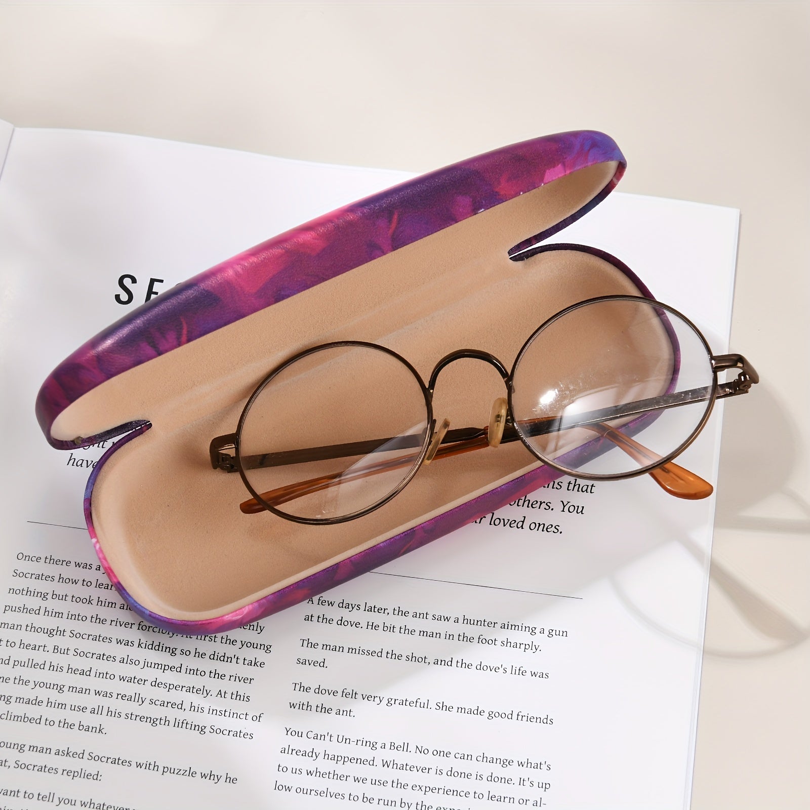 Estuche de gafas para mujer a la moda con diseño elegante y almacenamiento compacto