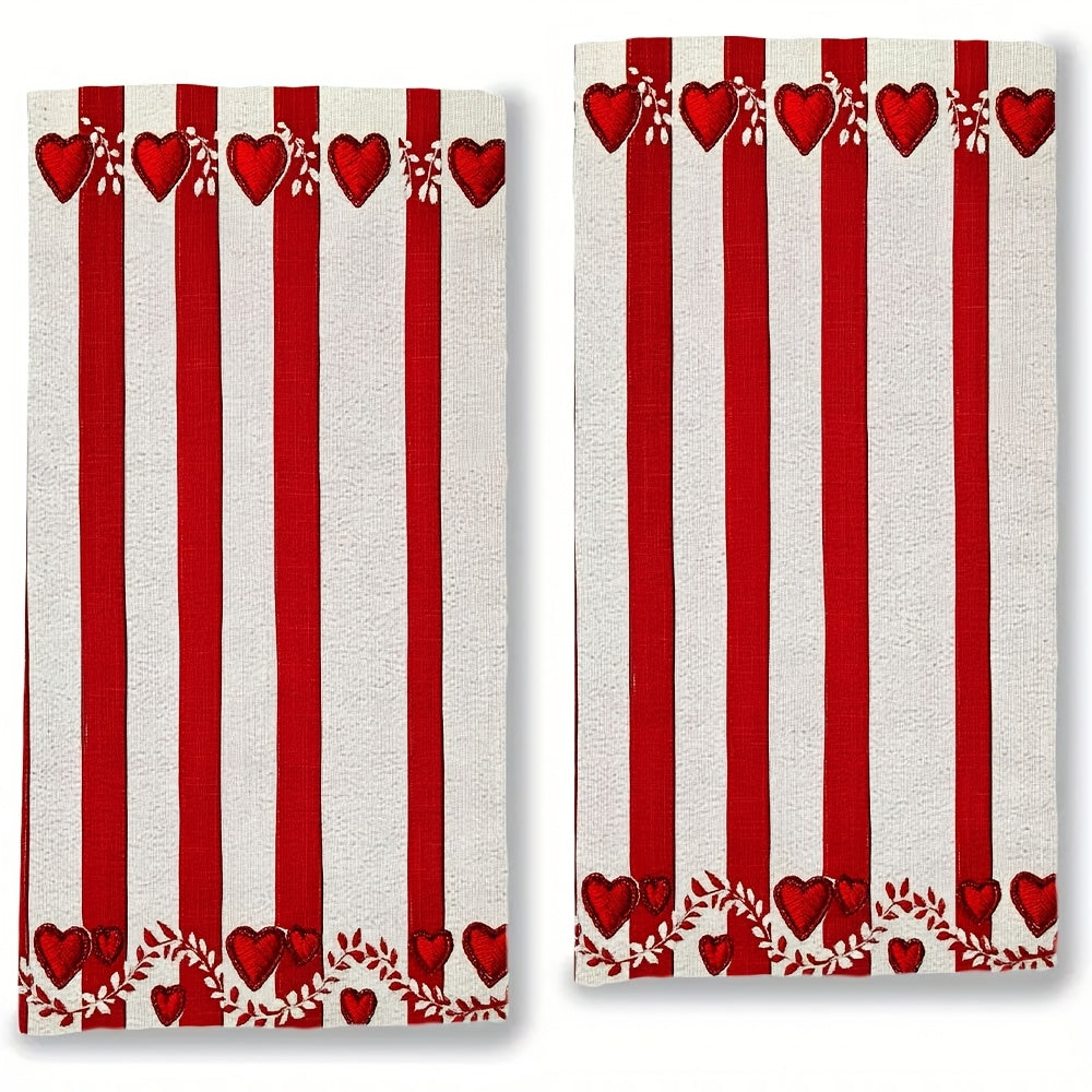 Набор из 2 ультрамягких кухонных полотенец в красно-белую полоску с вышитыми сердцами, изготовленных из высокоабсорбирующего полиэстера - можно стирать в машине, размером 40,64x60,96 см. Идеально подходит для праздничного декора и мытья посуды.