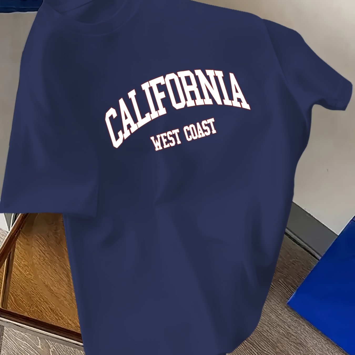 Qulay va yumshoq erkaklar uchun grafik Kaliforniya printli futbolka, zamonaviy uslub va oddiy moslik bilan.