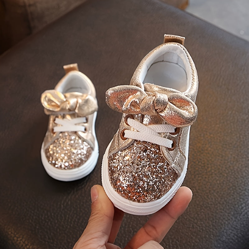 Qizlar uchun yumshoq taglikli, kamon detali, bir rangli, mato yuqori va ichki, kauchuk taglik va mato ichki taglikka ega bo'lgan tasodifiy slip-on sport poyabzallari. Qizlar, bolalar va kichik bolalar uchun mos keladi.