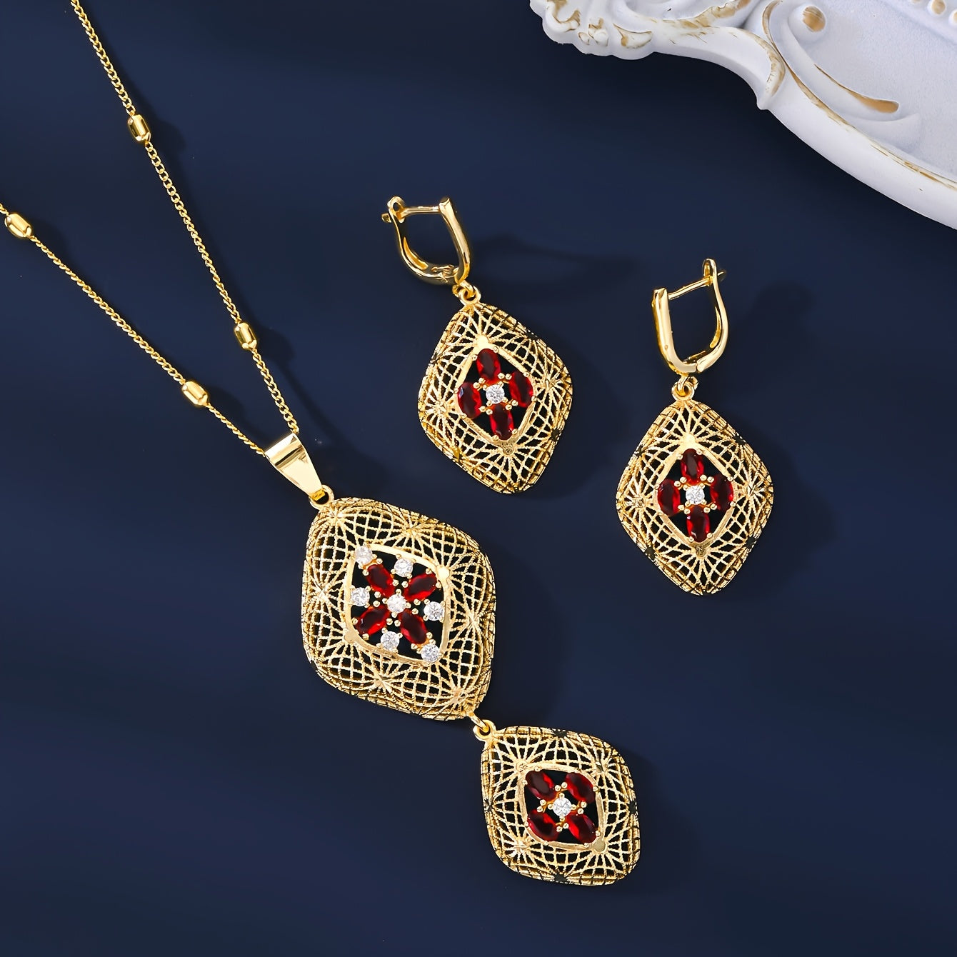 Dubaydan olingan nozik O'rta Sharq Arab ilhomlangan zargarlik to'plami; zargarlik to'plami marjon, bilaguzuk, taqinchoq va uzukdan iborat bo'lib, hashamatli mis qoplamasi bilan bezatilgan. Eid sovg'alari sifatida berish uchun ideal.