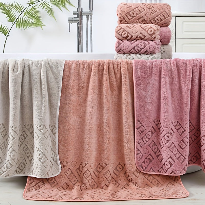 "Love Textured Bath Linen Set" qalin so‘ruvchi yuz sochiq va yumshoq dush sochiqni o‘z ichiga oladi. To‘plam 1 ta hammom sochiq va 1 ta qo‘l sochiqdan iborat bo‘lib, hammom yoki uyda foydalanish uchun mukammaldir.