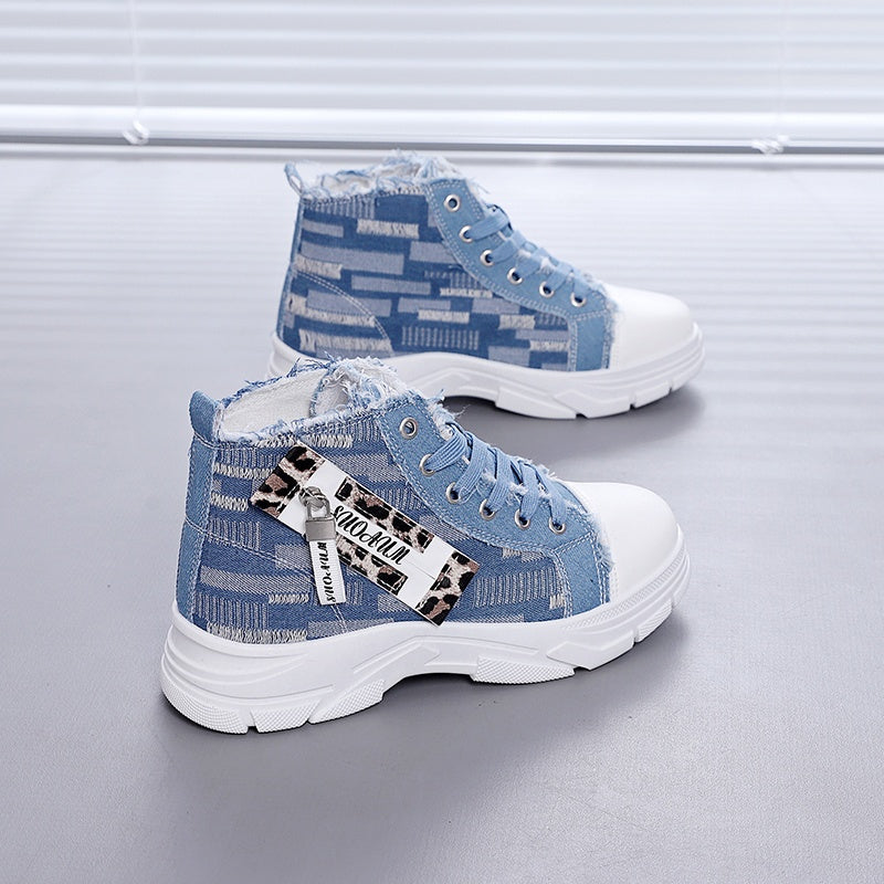 Ayollar uchun katta o'lchamdagi o'rta balandlikdagi sport poyabzali, retro vintage, jinsi kabi dizayni, tekis, yostiqlangan tagli