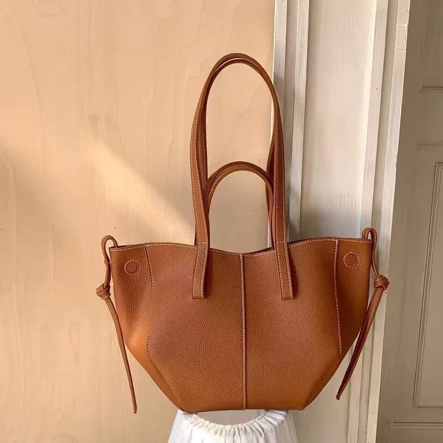 Moda uslubidagi to'plam sumkasi, bilakchali, keng dizayn, o'rnatilgan yelka tasmalari, magnit yopilishi, zamonaviy to'qilgan naqsh, va ichki qismi astarsiz - ayollar uchun zamonaviy aksessuar.