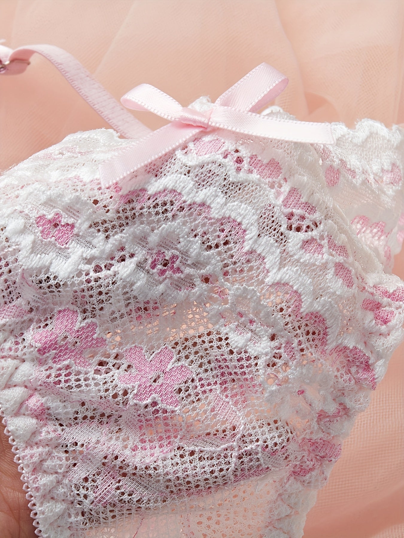 Ayollar uchun jozibali dantel bikini shortlari, past bel bilan, bog'ich tafsiloti bilan, 95% polyester va 5% elastan to'qilgan matodan tayyorlangan, tasodifiy printga ega.