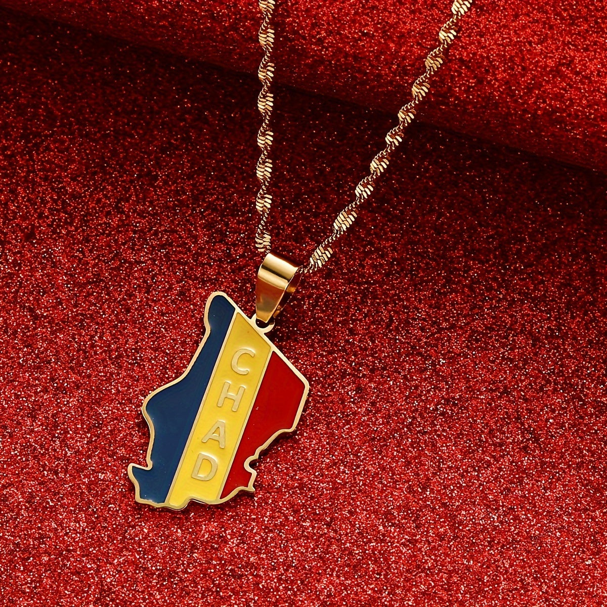 Chad Respublikasining zamonaviy pendanti - zanglamas po'latdan tayyorlangan, oltin va kumush ranglarining aralashmasi bilan, norasmiy kiyim va partiyalar uchun mukammal.