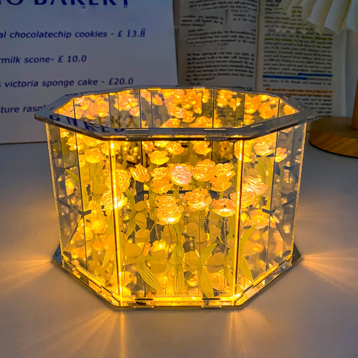 Ushbu Kreativ DIY Geksagonal Atirgul 3D Gullar Tun Chirog'iga ega bo'ling, ikki funktsiyali Oyna va Chiroqni taqdim etadi. Bu tug'ilgan kunlar, romantik tadbirlar yoki Rojdestvo yoki Halloween uchun xona bezatish uchun mukammal sovg'a.