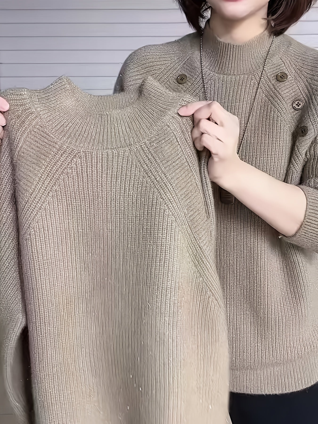 Ayollar uchun uzun yengli, tugma tafsiloti va odatdagi kesimga ega, kuz/qish mavsumi uchun polyester krujka yoqa sviterni.