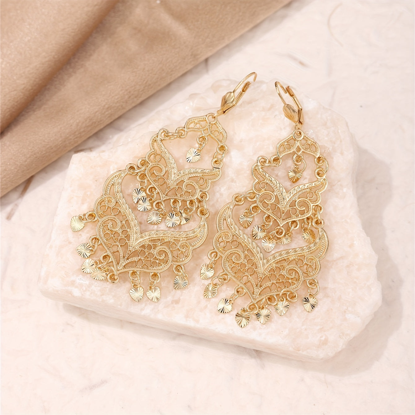 Винтажные серьги-люстры вCourt-стиле с потрясающим золотистым дизайном, идеально подходящие для любого праздничного случая или торжества - универсальные для всех сезонов.