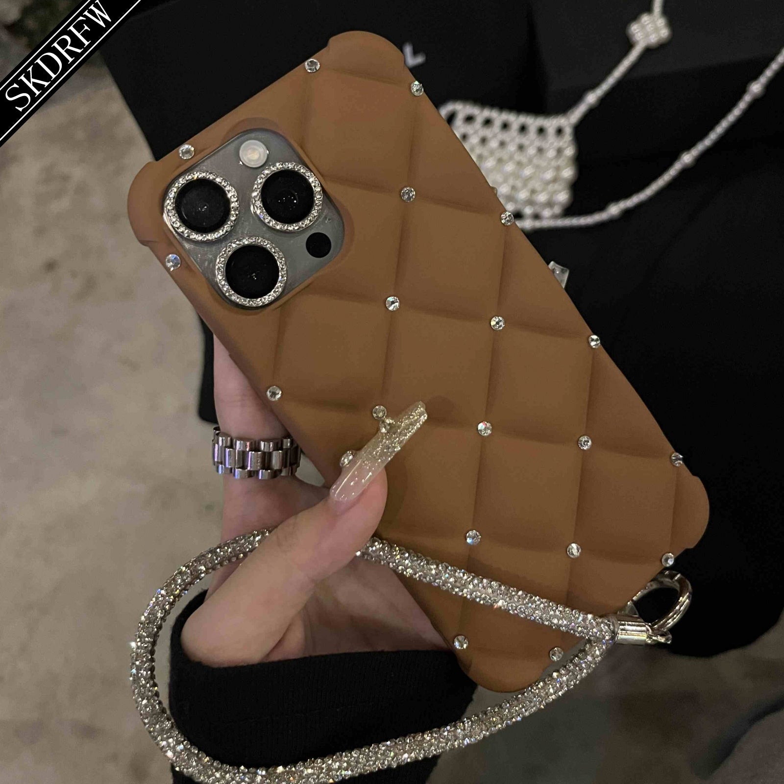 Новый модный чехол для телефона в стиле кожи для женщин с высококачественными деталями из страз, подходит для Apple iPhones. Оснащен полным браслетом из страз и дизайном с защитой от падений в четырех углах. Идеально подходит в качестве
