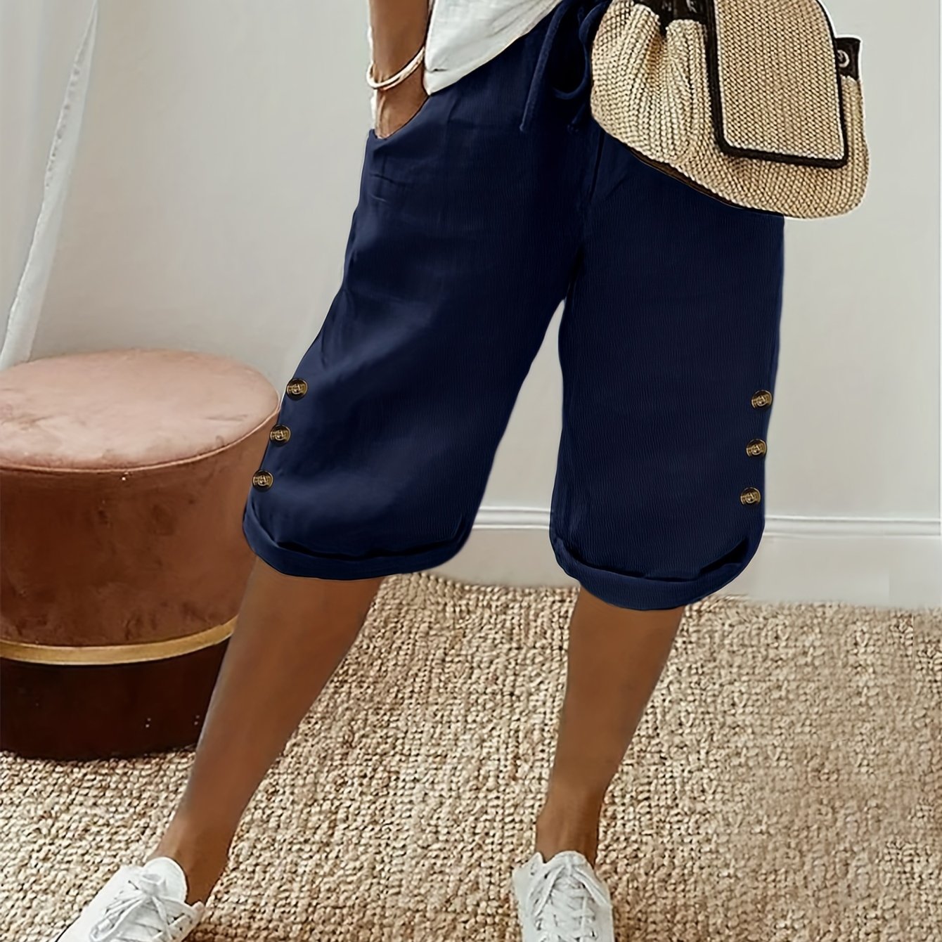 Ayollar uchun bir rangli Capri shimlar, bezakli tugma va chiziqli belbog' bilan