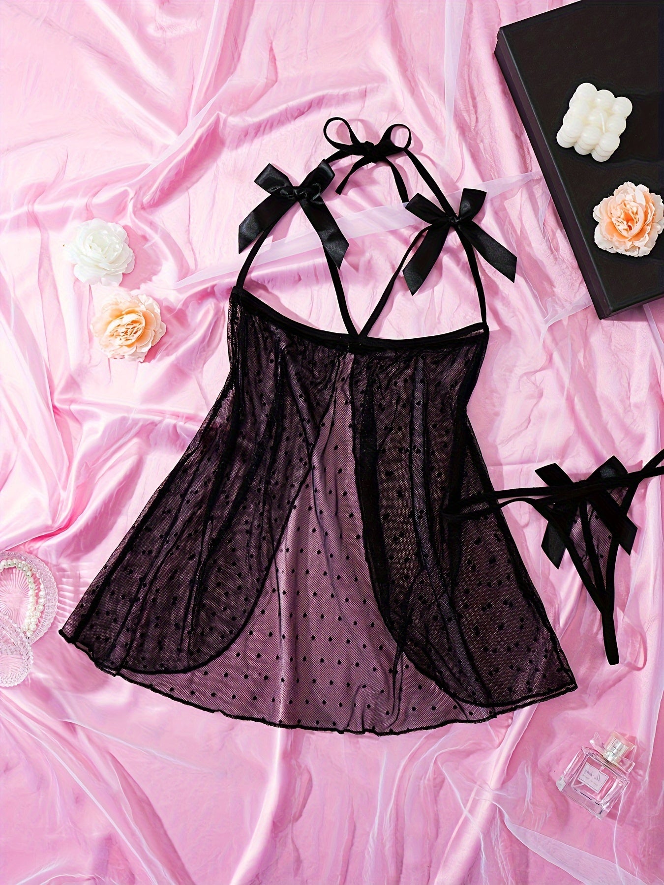 Jozibali polka nuqtali halter bo'yinli ko'ylak, dantel tafsilotlari bilan, polyester to'qima (95% polyester, 5% elastan)dan tayyorlangan.