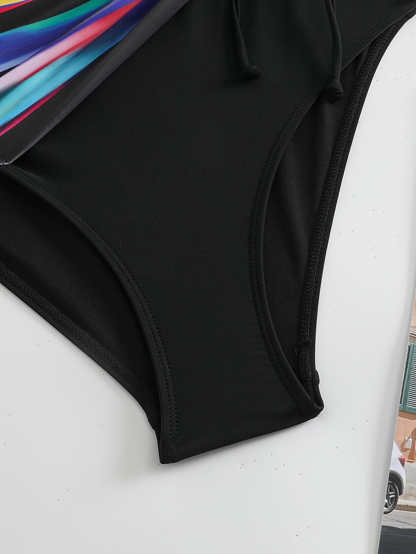 Yozgi plyaj kiyimlari uchun ayollar uchun kamonli va olib tashlanadigan to'ldirish bilan birga keladigan Rainbow Stripe Off-Shoulder Bir parcha suzish kiyimi - 82% Polyester, 18% Elastan, Yuqori cho'ziluvchan trikotaj mato, 200g/m²