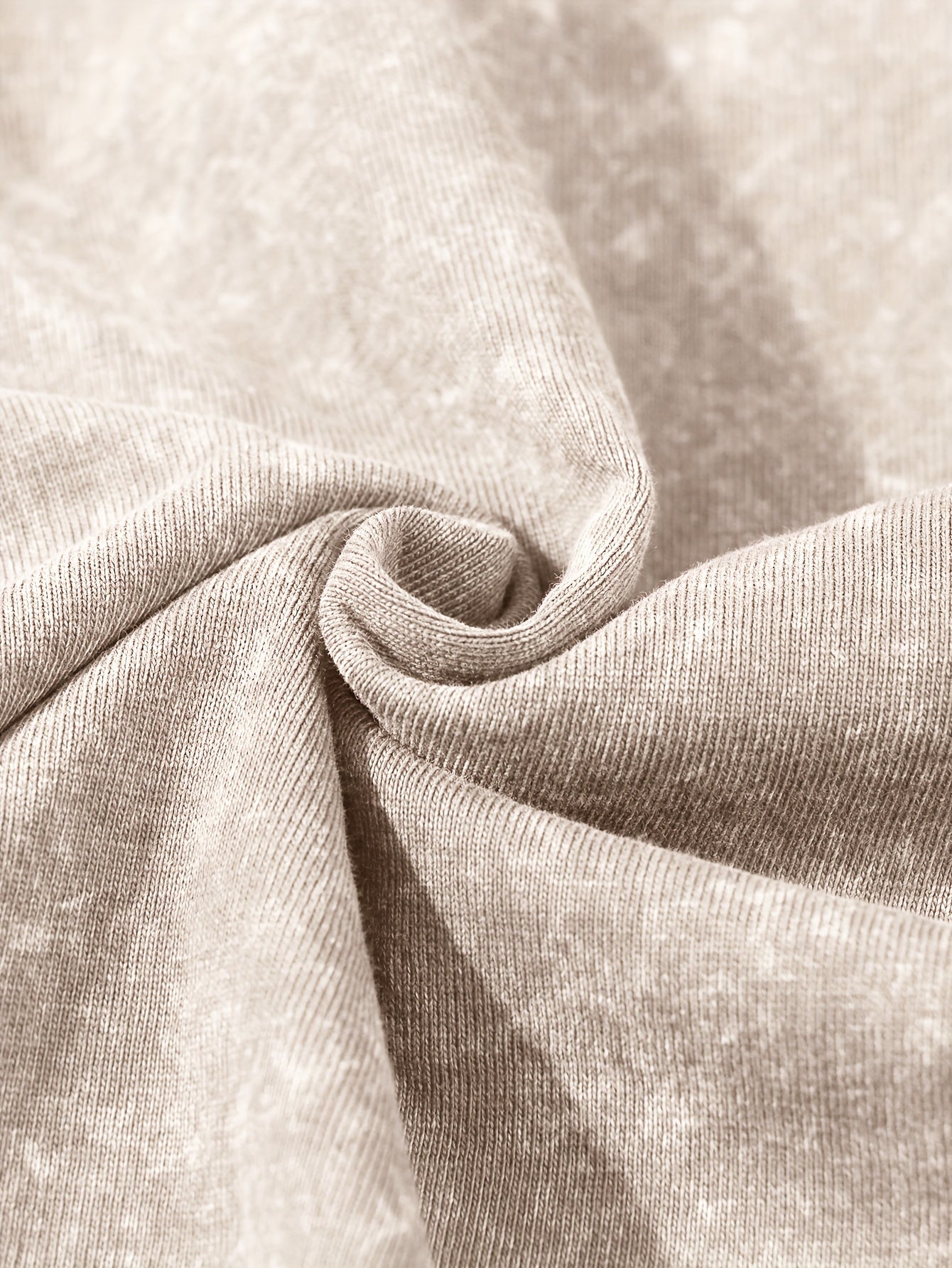 Yozgi ochiq havoda kiyish uchun vintage uslubidagi erkaklar paxta futbolkasi.