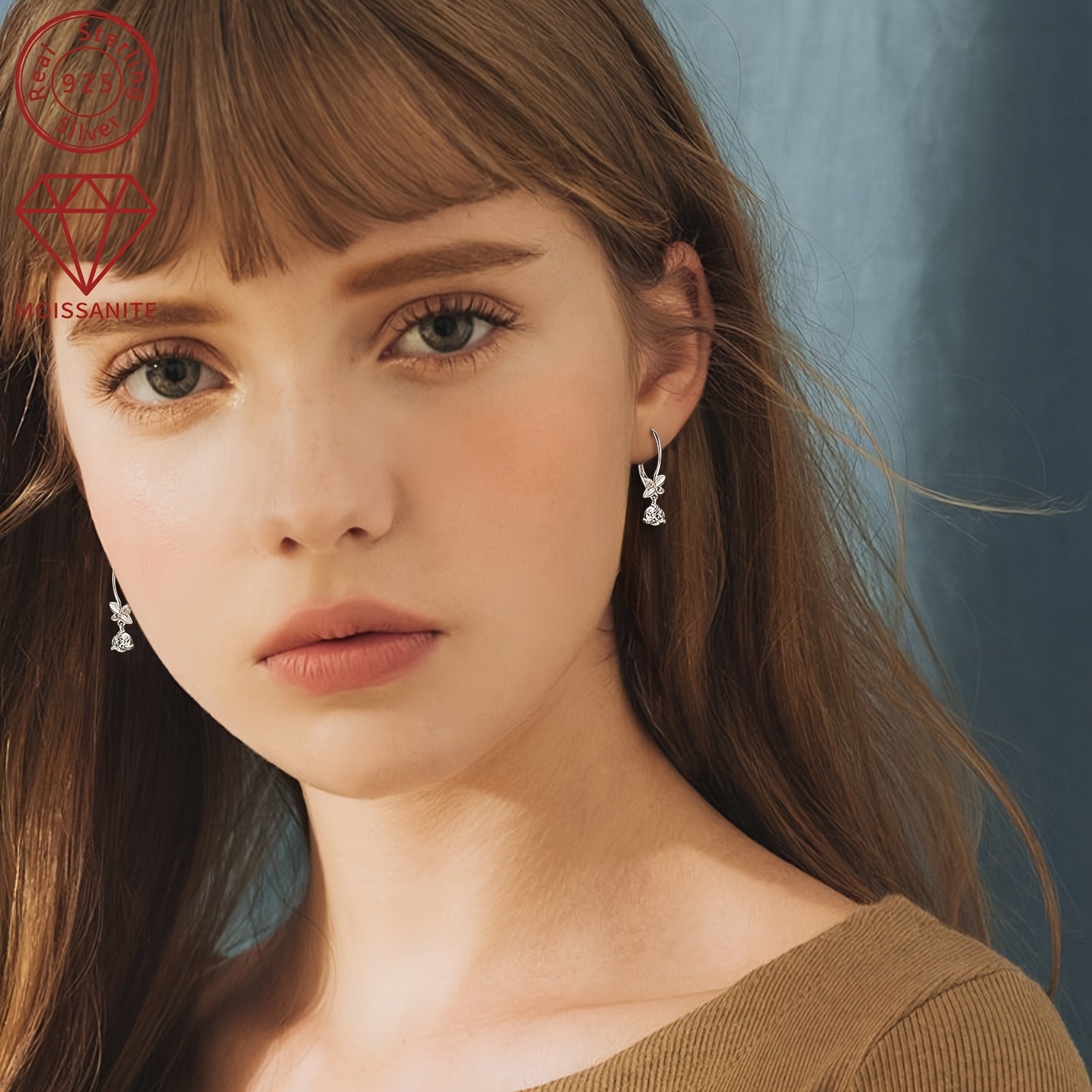 Ushbu 925 Silver sirg'alar 5mm x 2 dona va 1.3mm x 6 dona o'lchamdagi Moissanite toshlaridan iborat. Umumiy karat og'irligi 0.53ct x 2 dona bo'lib, bu ajoyib va zamonaviy osma sirg'alar hosil qiladi. Ushbu dumaloq sintetik Moissanite sirg'alar.