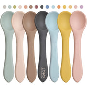 Детский набор столовых приборов с силиконовой вилкой и ложкой, идеален для кормления младенцев.