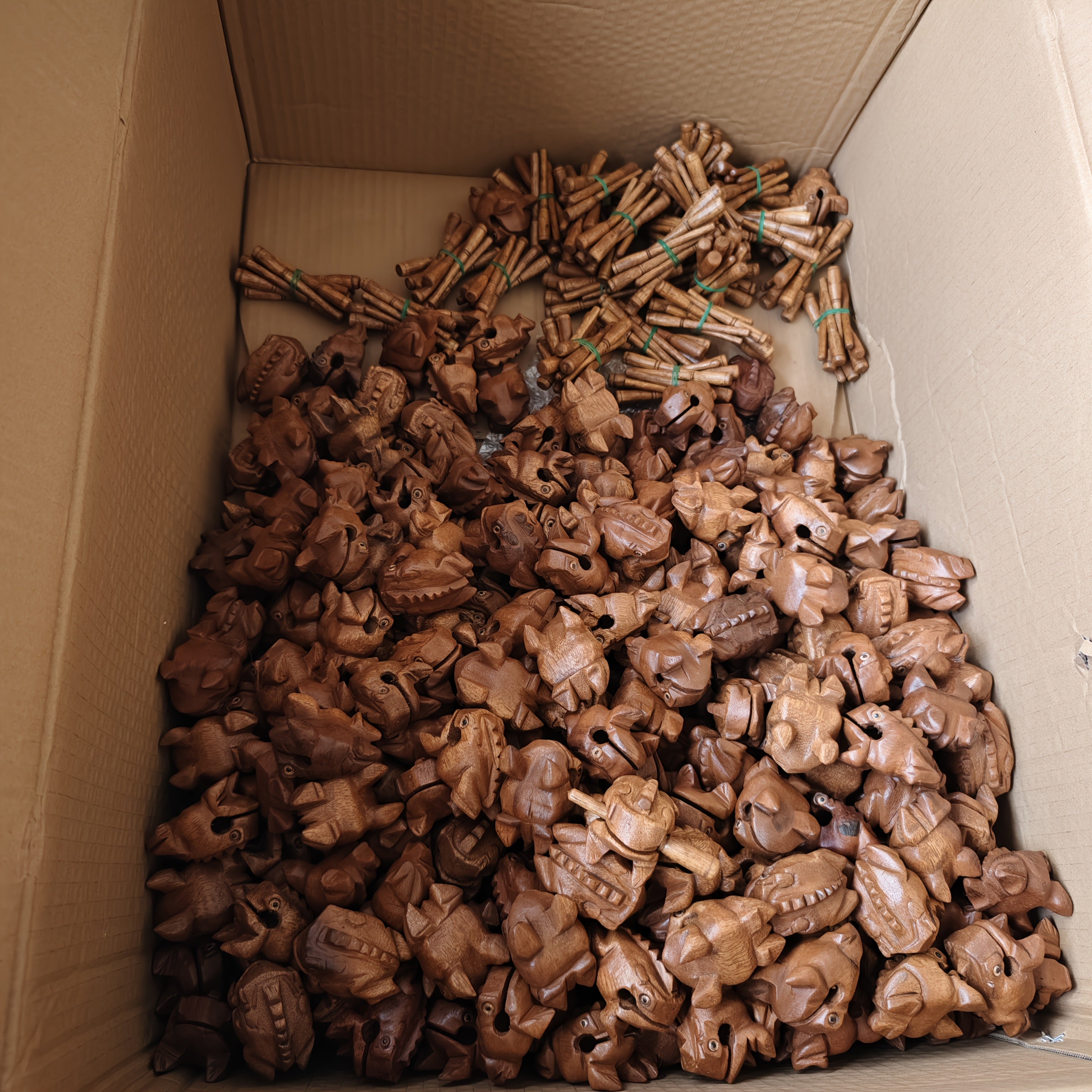 Guiro de madera africana hecho a mano, instrumento musical tradicional para Eid y entusiastas de la música