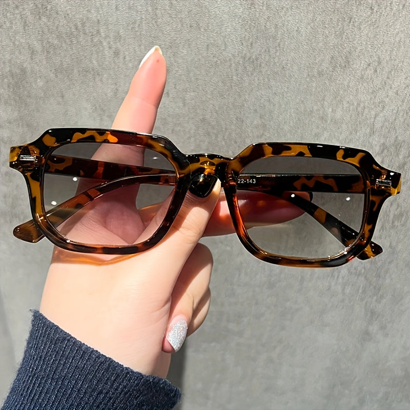 Katta kvadrat moda quyoshdan himoyalovchi ko‘zoynaklar ayollar uchun retro ko‘cha uslubi bilan metall g‘iloflar bilan